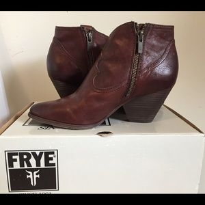 FRYE REINA BELT BOOTIES (7M) Brown